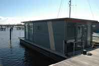 Lainnya Beautiful Houseboat in the Harbour of Volendam Near Centre