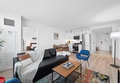 Lainnya 5 TWO Bold Condos on the Boardwalk by Cozysuites