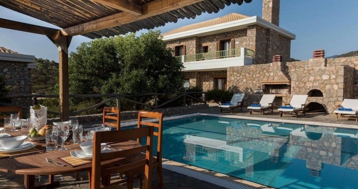 Lainnya Beautiful 3-bed Sea Front Villa in Agios Nikolaos