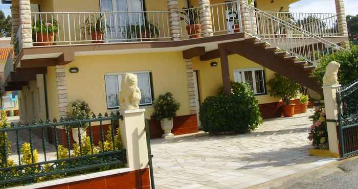 Others 3 Bedroom Apartment in a Ground Floor of a Vila Wseparate Kitchen Living Room