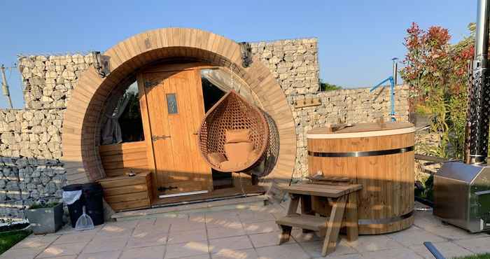 Others Winter Escape Luxury Hobbit House With hot tub