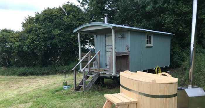 Lain-lain Charming Shepherds Hut With Wood Fired Hot Tub