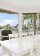 Dapur pribadi Stunning 4BD Waterfront Paradise With Pool