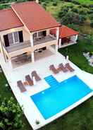 Imej utama Luxury Secluded Villa w. Pool, Jacuzzi and Garden