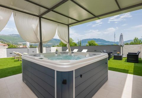 Others Awesome Home in Umcani With Wifi and 9 Bedrooms