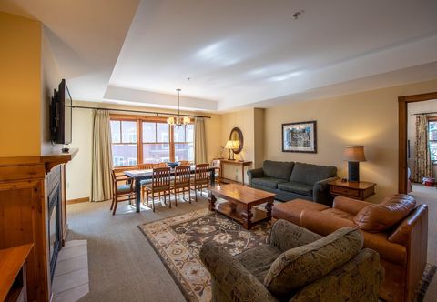 Others Spacious 3 Bedroom Condo with Balcony in Mountaineer Square 3 Condo - No Cleaning Fee! by RedAwning