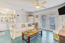 其他 Vintage Home with Fire Pit in Backyard Street Away from Beach by RedAwning