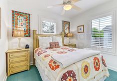 其他 5 Vintage Home with Fire Pit in Backyard Street Away from Beach by RedAwning