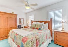 其他 2 Vintage Home with Fire Pit in Backyard Street Away from Beach by RedAwning