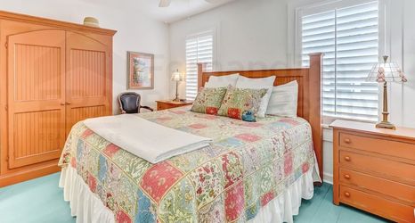 其他 2 Vintage Home with Fire Pit in Backyard Street Away from Beach by RedAwning