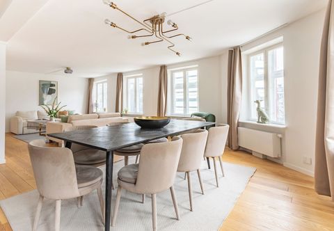 Lain-lain Sanders Regent - Chic 3-bdr Apt With Balcony