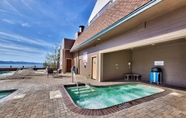 อื่นๆ 2 4 Bd Townhome Near Lake Tahoe Shore With Shared Outdoor Pool & Hot Tub 4 Bedroom Townhouse by Redawning