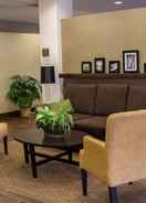 Lobi Sleep Inn & Suites