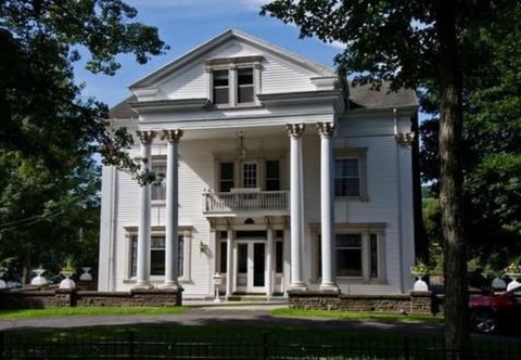 Others The Queen of the Catskills B&B