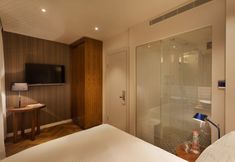 Others 6 Jacob Shenkin Hotel