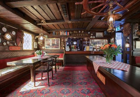 อื่นๆ The Red Boat