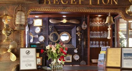 อื่นๆ 2 The Red Boat