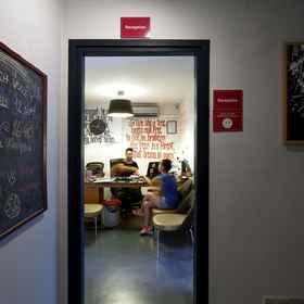 Reception1The Room Hostel Moda,Bulvar 216飯店