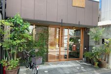 Others Guesthouse Hyakumanben Cross