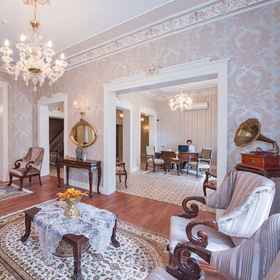 Primary image1Enderun 飯店,Full Moon Shoes飯店