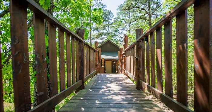 Others Eureka Springs Treehouses, Hobbit Caves & Castles