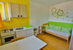 Others 2 Comfortable Apartment With Balcony & Garden View