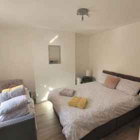 Primary image 1 อพาร์ตเมนต์ - พักได้ 4/5 คน - สวน - ที่จอดรถ, โรงแรม & ที่พัก ทอนบริดจ์แอนด์มอลลิงดิสตริกต์