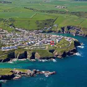 Primary image1White Horses,Deviock飯店