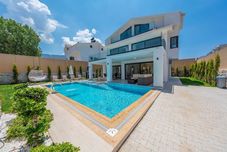 Khác Luxury 4-bed Villa With Private Pool and Jacuzzi