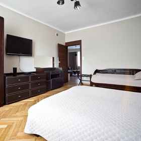 Room 1 พีแอนด์โอ อพาร์ทเม้นท์ แอล. นีพอดเลกโลซึ่ง, โรงแรม & ที่พัก Wierzbno