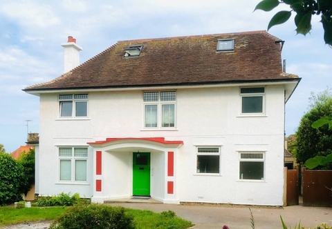 Others Inviting 5-bed House in Eastbourne