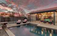 Lain-lain 5 Relaxing 4 Bedroom Home With Sparkling Heated Pool! by Redawning
