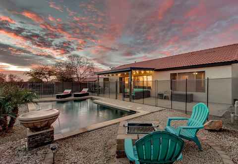 Others Relaxing 4 Bedroom Home With Sparkling Heated Pool! by Redawning