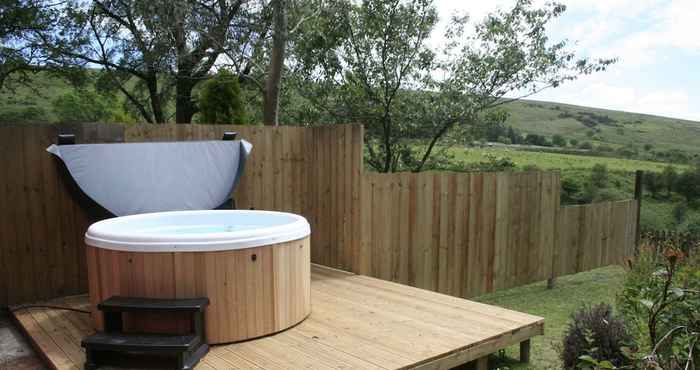 Lain-lain The Nook - Farm Park Stay with Hot Tub, BBQ & Fire Pit