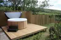 Lain-lain The Nook - Farm Park Stay with Hot Tub, BBQ & Fire Pit