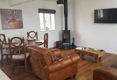 其他 6 The Shippon -hot Tub ext chg - Superking-log Fire