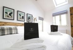 Others 2 The Shippon -hot Tub ext chg - Superking-log Fire