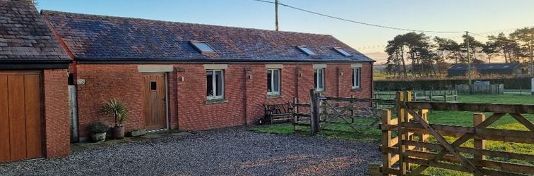 Lain-lain The Shippon -hot Tub ext chg - Superking-log Fire