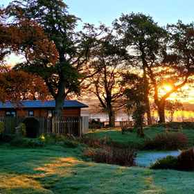 Primary image1Cosy Wood Cabin in Rural Area Near National Park,东艾尔郡飯店