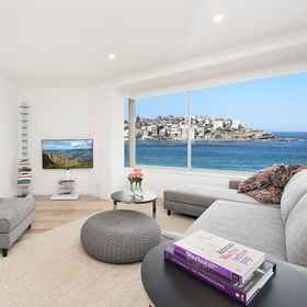 Room 1 ตรงประตูดีย์ ออน บอนดี ที่ บอนดี บีช, โรงแรม & ที่พัก Bondi to Bronte Coastal Walk