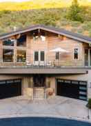 ห้องพัก Sleeps 16 Modern Home Mins From Deer Valley w Hot Tub by Avantstay