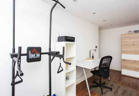 Lainnya Energised Apartment With Gym in Brent Park