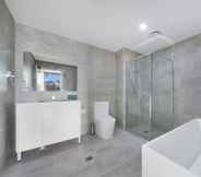 Lainnya 4 Wentworthville 2 Bedrooms 2 Bathrooms with Free Parking by KozyGuru