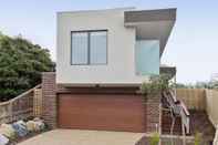 Others Melbourne 3 Bedrooms Family House by KozyGuru