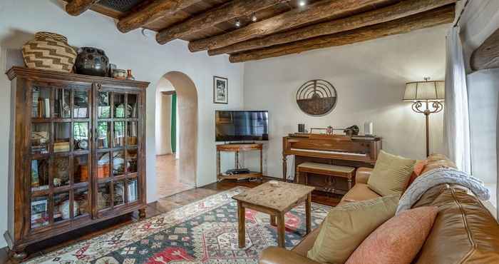 Others Garcia St. Adobe - Historic District, Close to Canyon Road, Three Master Bedrooms, Great Outdoor Space