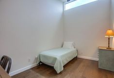 其他 2 Beachfront Townhome in Solana Beach features Private Den SS166 by RedAwning