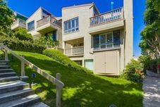 其他 Beachfront Townhome in Solana Beach features Private Den SS166 by RedAwning
