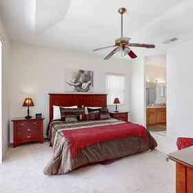 Room 1 บ้านพักส่วนตัวให้เช่า 3 ห้องนอนของเลนและอาร์ลีนที่ Tuscan Ridge โดย Redawning, โรงแรม & ที่พัก Calabay Palms Villa