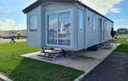 Lainnya 4 Stunning Platinum Caravan in Rhyl 2 Mins to Beach