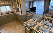 อื่นๆ 7 Stunning Platinum Caravan in Rhyl 2 Mins to Beach